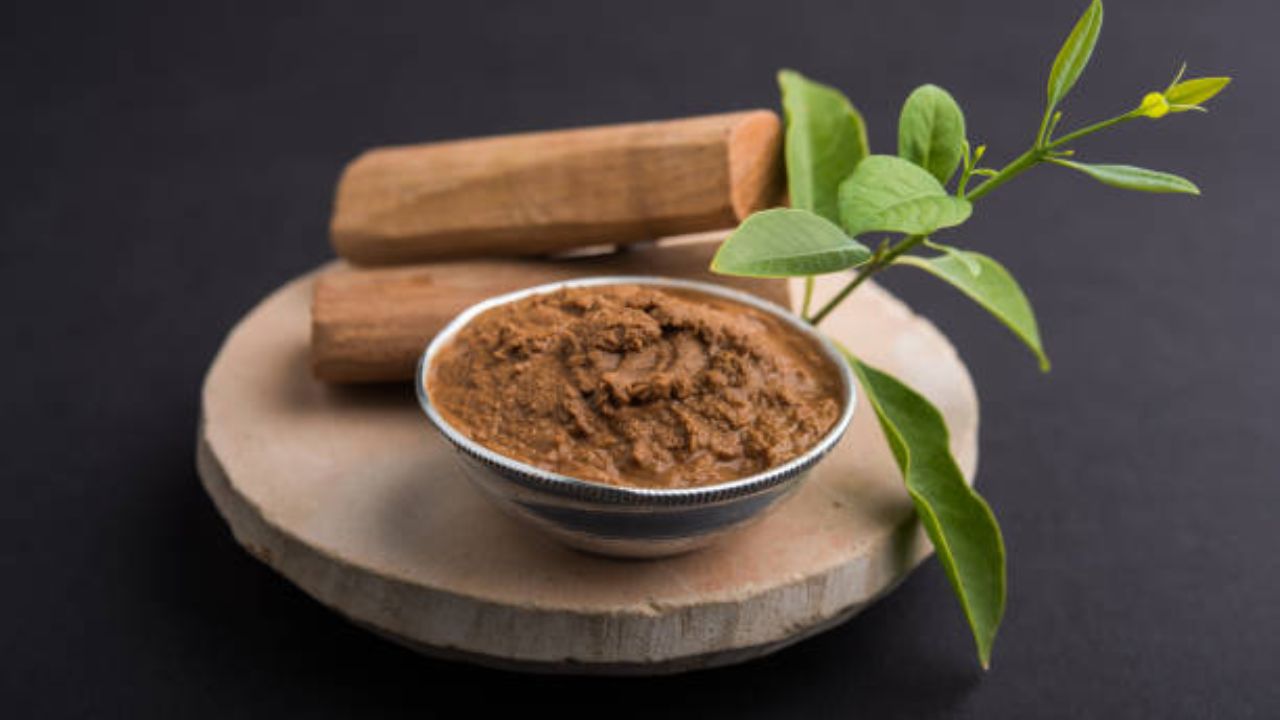 चंदनामध्ये अँण्टीसेफ्टीक गुणधर्म आढळून येतात. यामुळे चेहऱ्यावर आलेले मुरूम आणि पिंपल्सचे डाग कमी होऊन जातात. याशिवाय धूळ , मातीमुळे चेहऱ्यावर जमा झालेली घाण स्वच्छ होते.     