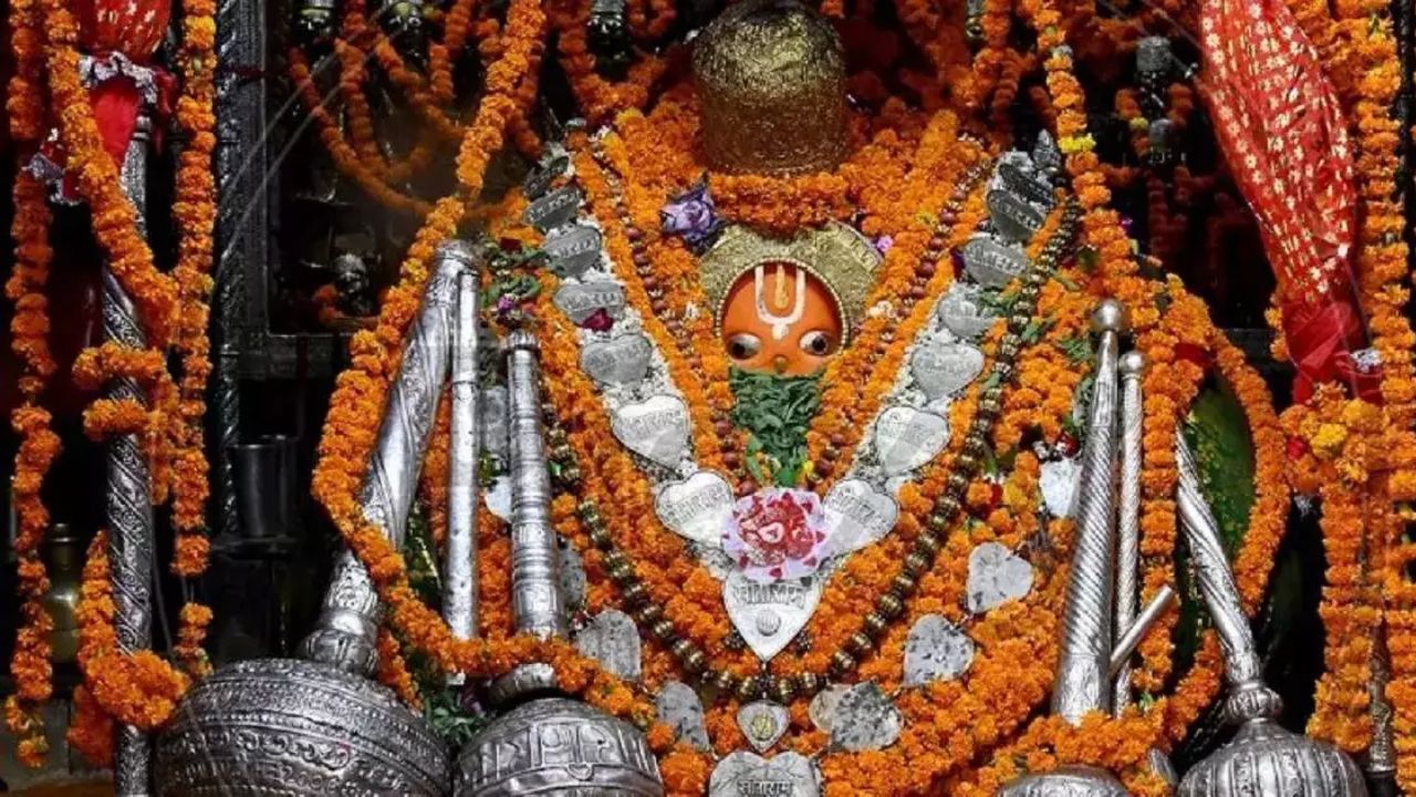 अयोध्यातील हनुमान गुढी हे मंदिर १० व्या शतकातील मंदिर आहे. इथे असे मानले जाते की, येथे असलेल्या गुहेमध्ये हनुमानजी राहत होते. त्यांनी रामजन्मभूमी किंवा रामकोटचे रक्षण केले. 
