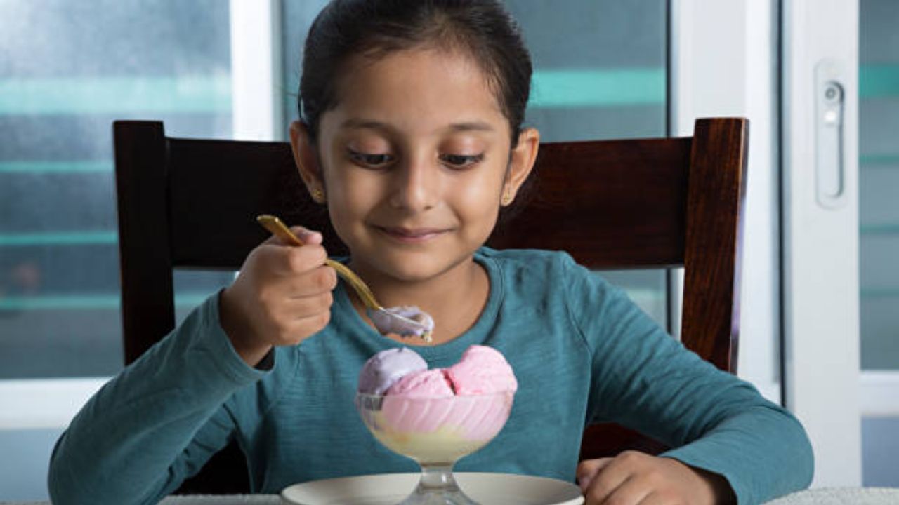 आईस्क्रीममध्ये सॅच्युरेटेड फॅट आणि ट्रान्स फॅट मोठ्या प्रमाणात असतात, ज्यामुळे शरीरात खराब कोलेस्ट्रॉलची पातळी वाढते. कोलेस्ट्रॉलची पातळी वाढल्यानंतर हार्ट अटॅक किंवा स्टोक सारखी गंभीर समस्या उद्भवू शकते. 