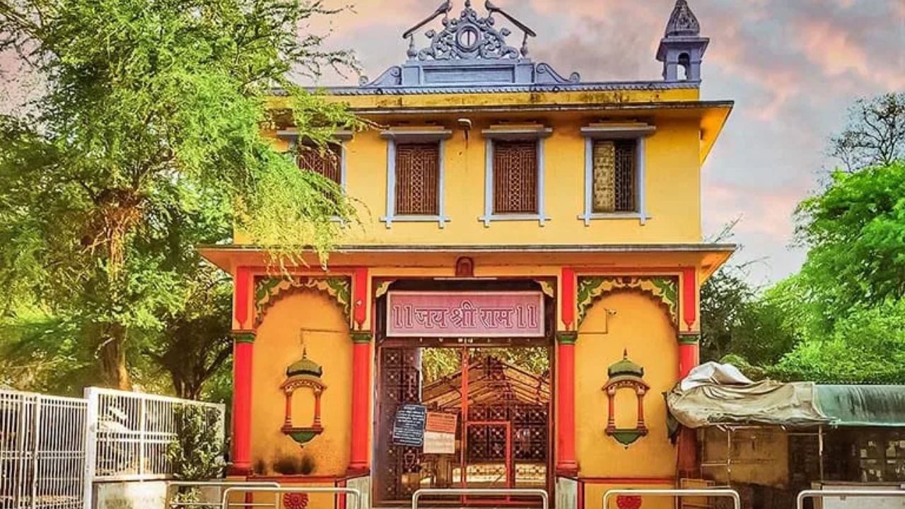 मारघाटात असलेले हनुमान मंदिर जमना बाजार हनुमान मंदिर म्हणून सगळीकडे ओळखले जाते. पौराणिक कथांनुसार, भगवान हनुमान यांनी लक्ष्मणासाठी संजीवनी आणण्यासाठी गेलेल्या काळात या मंदिरात विश्रांती घेतली होती. 