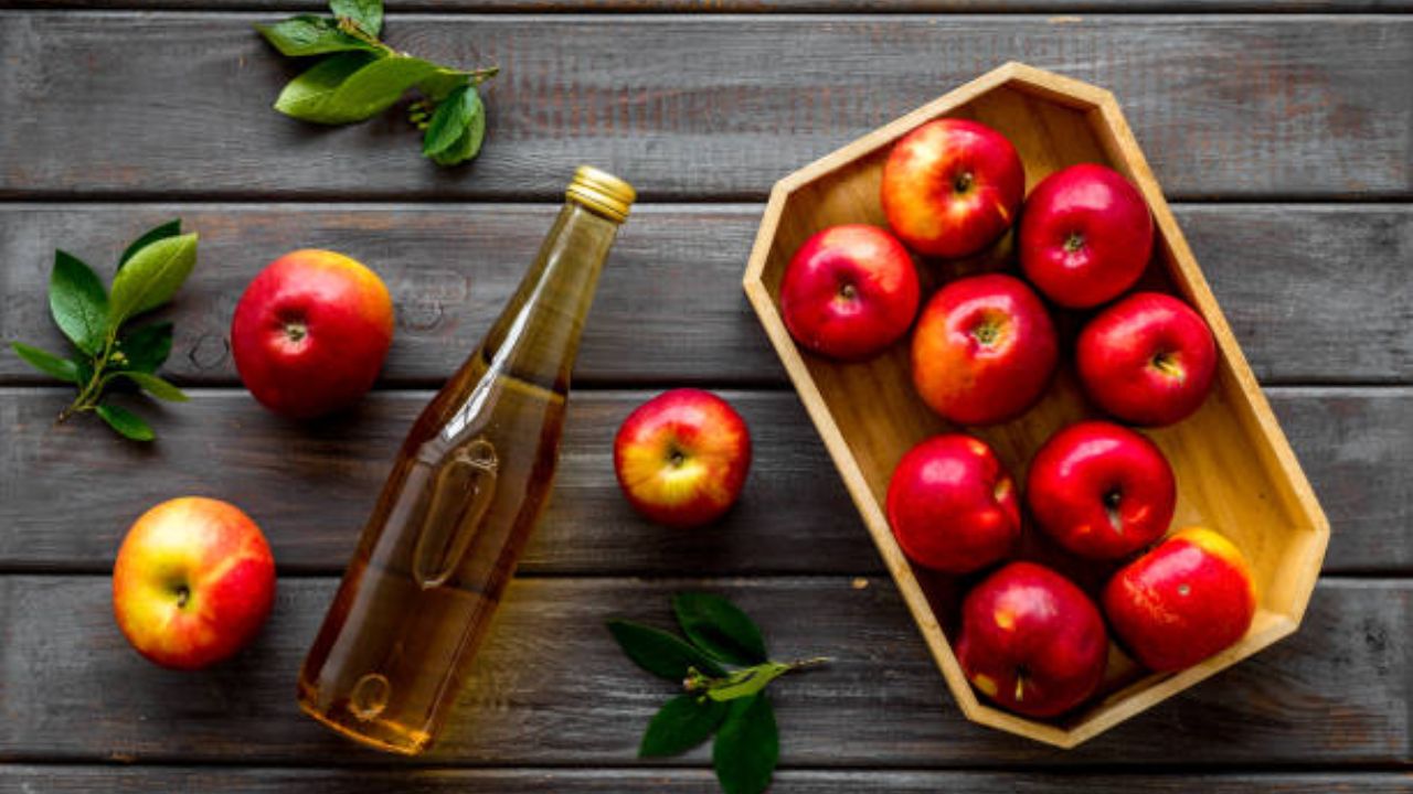 दैनंदिन आहारात नियमित करा एक चमचा Apple Cider Vinegar चे सेवन