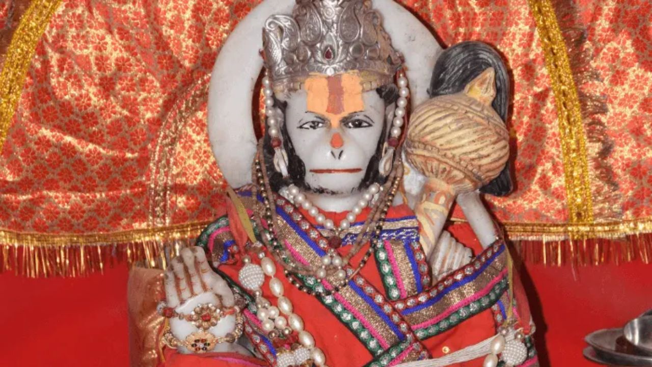  राजस्थानमधील दौसा जिल्ह्यात असलेले मेहेंदीपूर बालाजी मंदिर अतिशय प्रसिद्ध मंदिर आहे. जे लोक काळ्या जादू आणि दुष्ट आत्म्याने प्रभावित होतात,मी अशी लोक या मंदिरात गेल्यानंतर बरे होतात, अशी मान्यता आहे.  