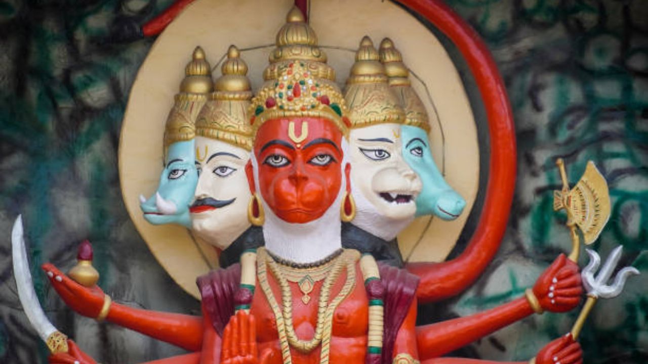 भारतातील 'या' मंदिरांमध्ये मोठ्या जलौषात साजरा केली जाते हनुमान जयंती