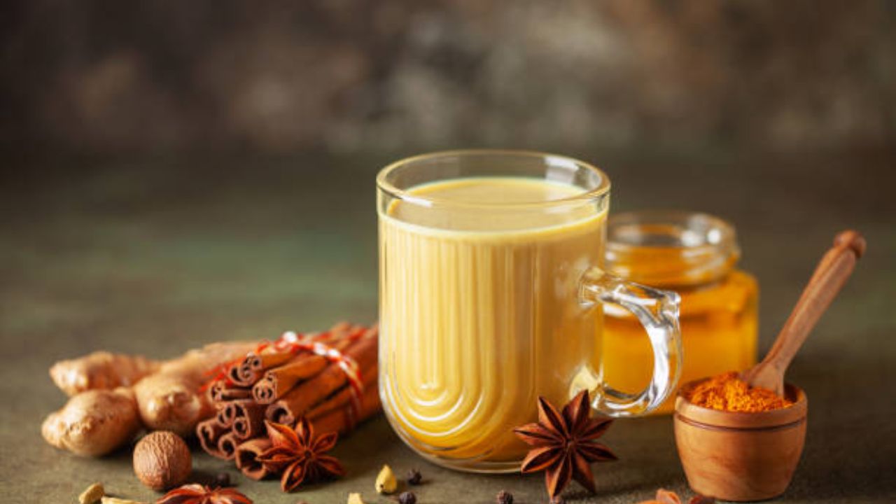 हळदीच्या दुधाचे सेवन केल्यामुळे शरीराला अनेक फायदे होतात. यामध्ये असलेलं कर्क्युमिन लिव्हरमधील जळजळ कमी करून फॅटी लिव्हरपासून आराम मिळवून देण्यासाठी प्रभावी ठरतात. 