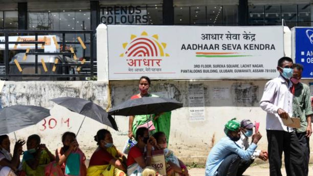 आधार कार्ड खरे आहे की खोटे हे जाणून घेण्यासाठी त्यावर दाखवलेला QR कोड स्कॅन करा.