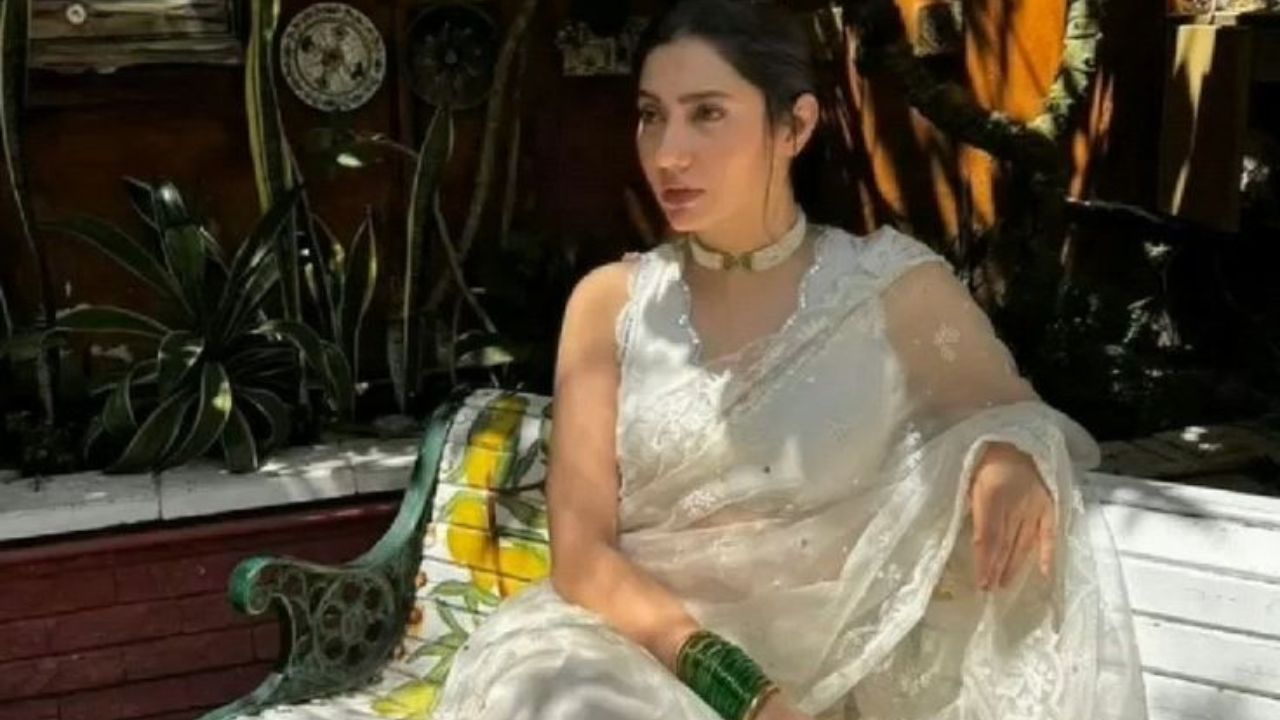 पांढऱ्या लग्नाच्या पोशाखाव्यतिरिक्त, येथे फेऱ्या मारण्याचा विधी वधूच्या घरी होतो, परंतु वधूच्या घरी फक्त चार फेऱ्या मारल्या जातात.
