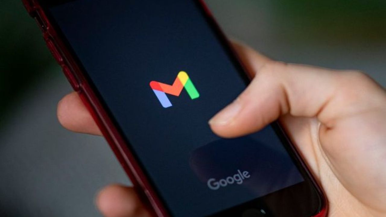 तुम्हाला वरच्या डाव्या कोपऱ्यातील मेनू विभागाच्या तळाशी Gmail चे हे नवीन मॅनेज सबस्क्रिप्शन फीचर दिसेल.