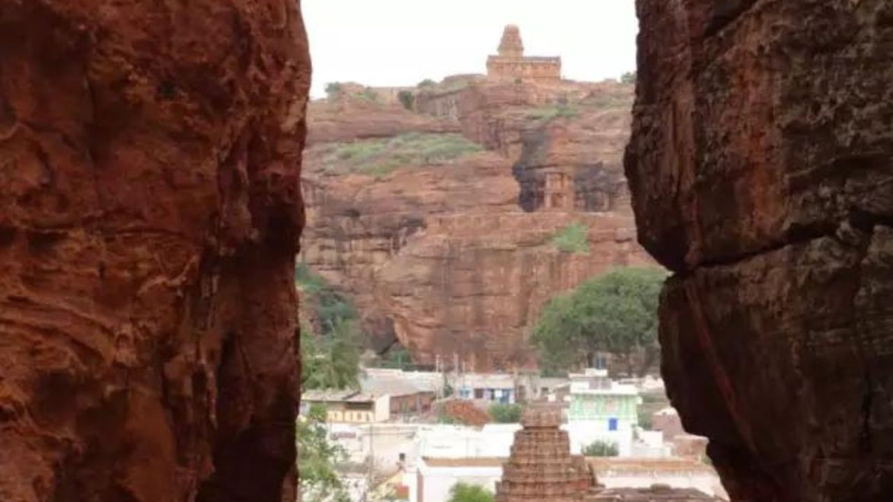 अशी आख्यायिका सांगितली जाते की, प्रभू राम  रावणासोबतचं युद्ध जिंकले कारण वानरसेनेने मोलाची कामगिरी बजावली होती.  रामाचा विजय झाल्यानंतर सीतेसोबत राम आणि वानरसेना अयोध्येकडे निघाले.   