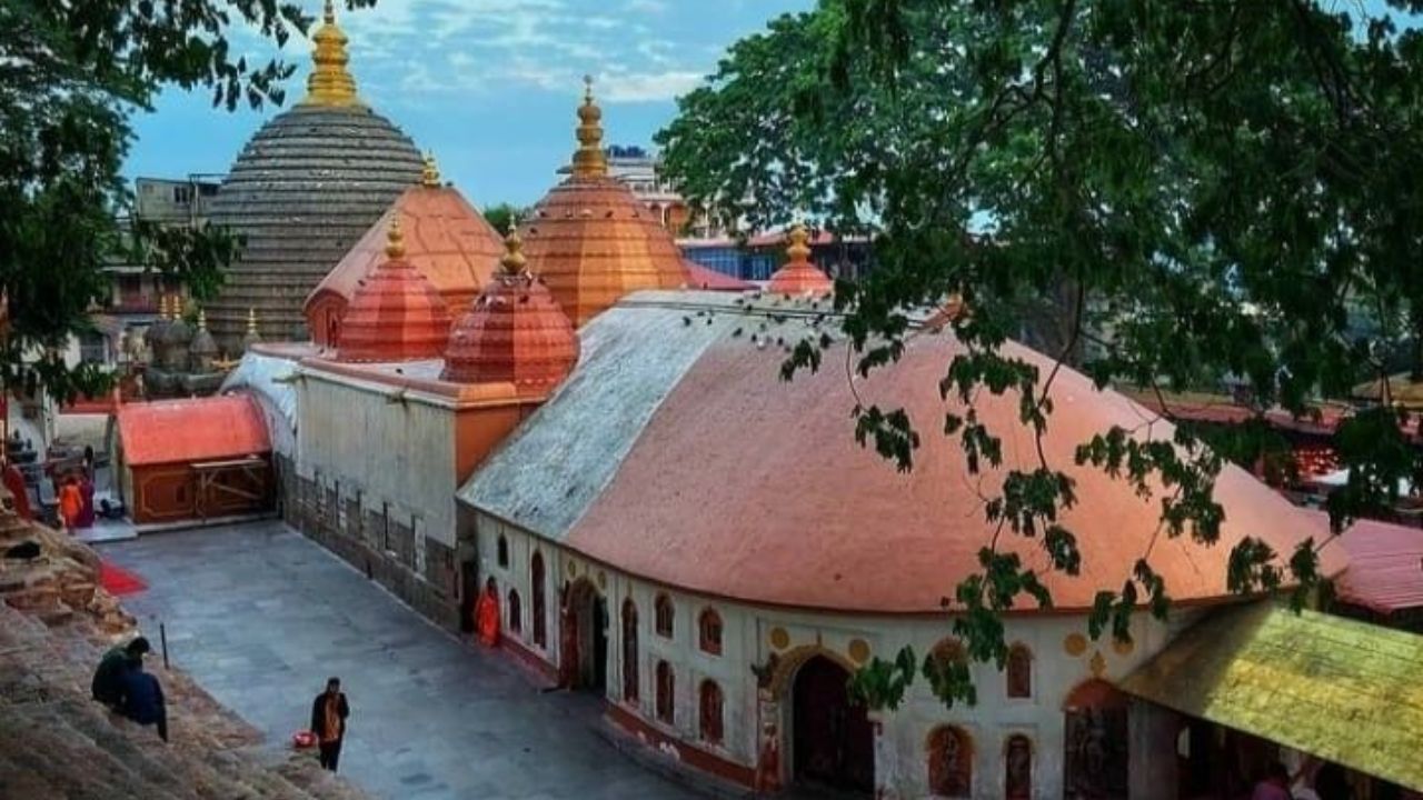 दरवर्षी कामाख्या देवीच्या मंदिरात एक मोठा मेळा भरतो, ज्याला 