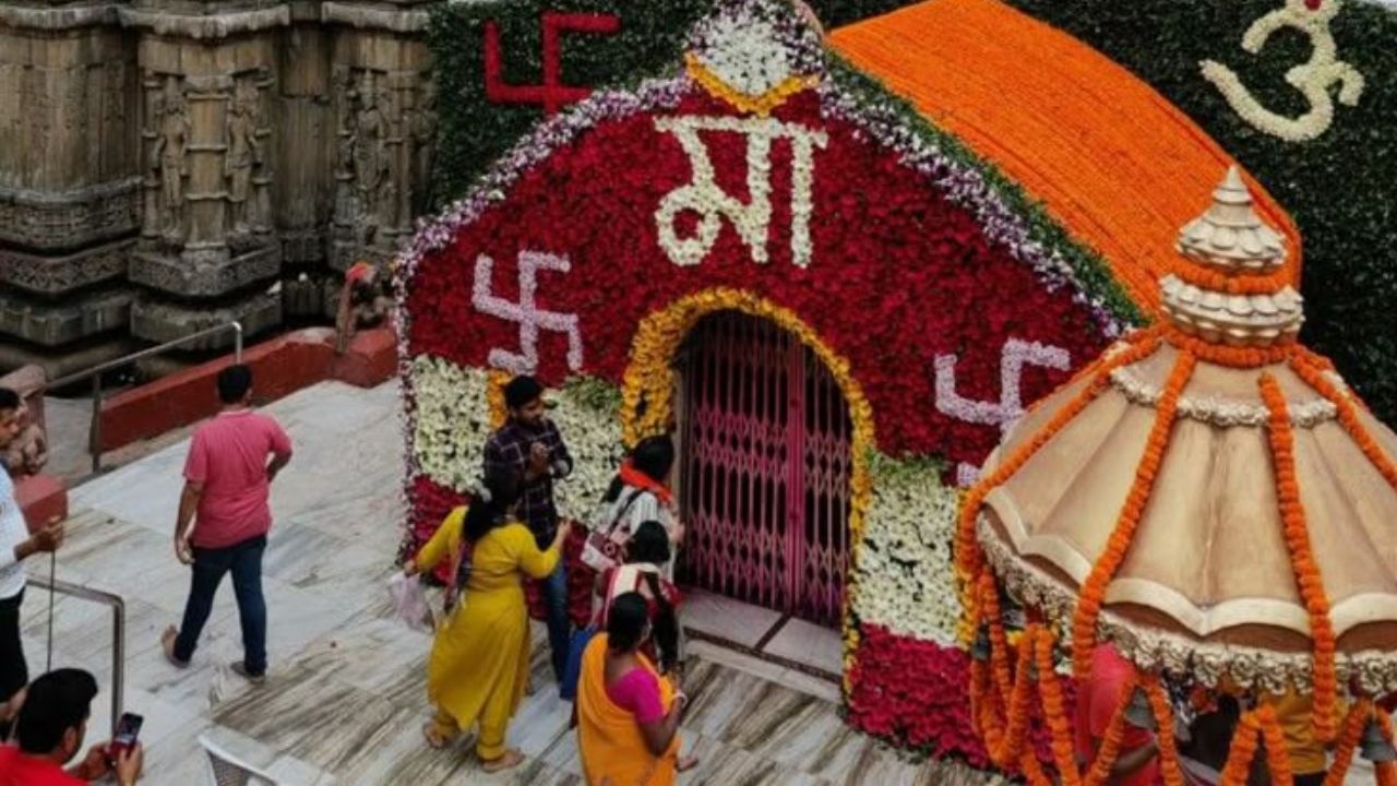 कामाख्या देवीचे मंदिर विशेषतः जून महिन्यात त्याच्या विशेषतेसाठी प्रसिद्ध आहे. असे मानले जाते की २२ ते २५ जून पर्यंत मंदिर बंद केले जाते कारण या काळात देवी सतीला मासिक पाळी येते. 
