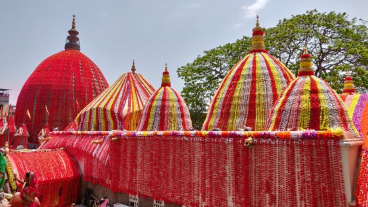 कामाख्या देवी मंदिर तंत्र साधनेसाठी देखील खूप प्रसिद्ध आहे. इथे जर कोणी काळ्या जादूच्या आहारी गेला तर तांत्रिक ते दूर करण्याचे काम करतात
