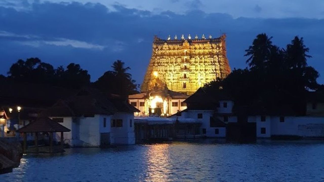 असे मानले जाते  की हे दार फक्त गरुड मंत्राचा जप करून उघडता येते, परंतु हा मंत्र इतका कठीण आहे की केवळ सिद्धपुरूषच त्याचा जप योग्यरित्या करू शकतो. काही लोकांचा असा विश्वास आहे की पद्मनाभस्वामी मंदिराच्या सातव्या दरवाजामागे एक मोठा खजिना दडलेला असू शकतो
