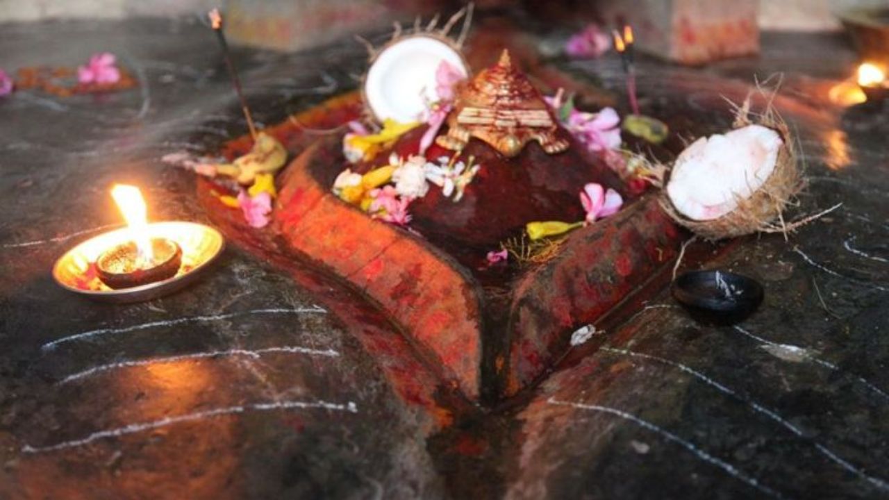 या काळात पुरुषांना मंदिरात प्रवेश दिला जात नाही आणि मंदिराच्या आत एक पांढरा कापड ठेवला जातो, जो तीन दिवसांत लाल होतो. त्याला 