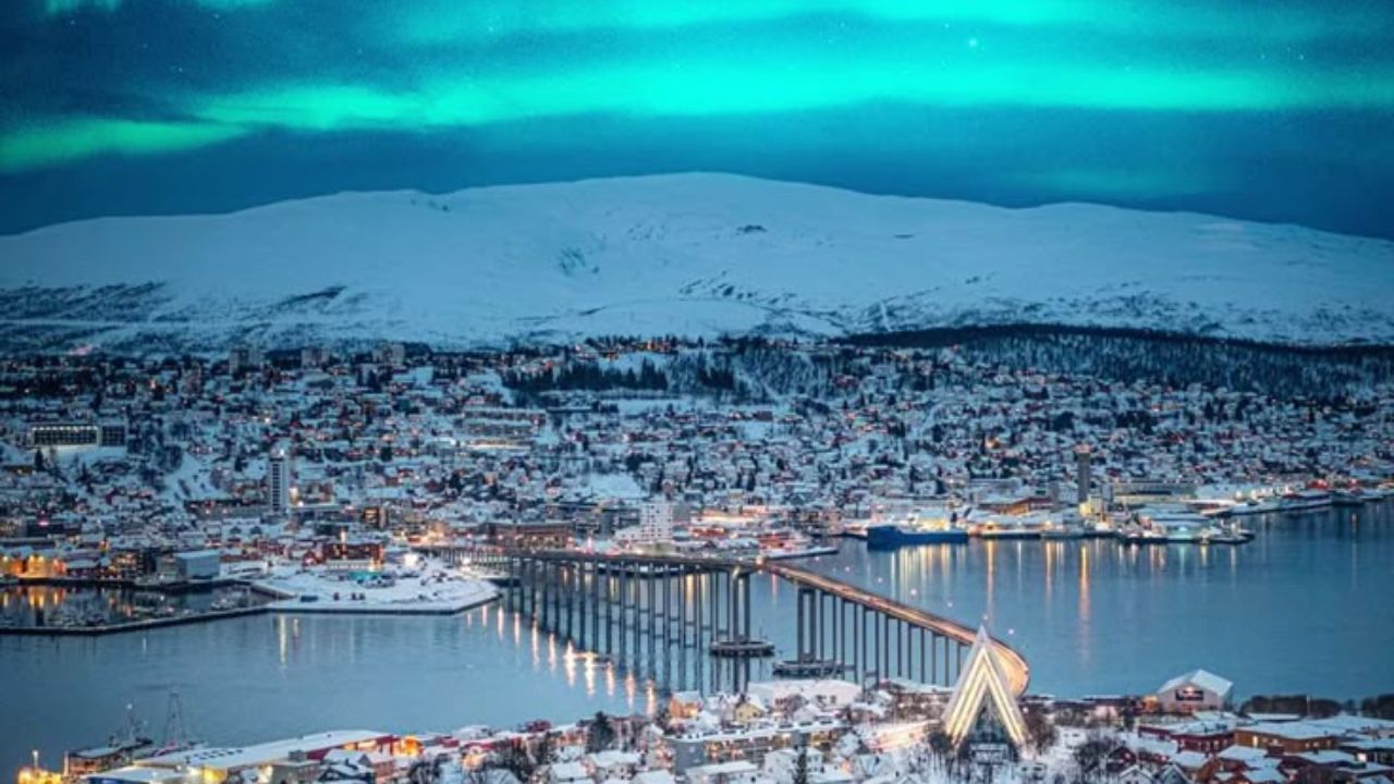 स्वालबार्ड (Svalbard) हे ठिकाण त्याच्या सौंदर्यासाठी प्रसिद्ध आहे, एकदा तुम्ही इथे पोहोचलात की तुम्हाला परत जावेसे वाटत नाही. हे बेट नॉर्वेचा भाग आहे आणि आर्क्टिक महासागरात स्थित आहे. विशेष म्हणजे येथे येण्यासाठी कोणत्याही प्रकारचा व्हिसा लागत नाही.
