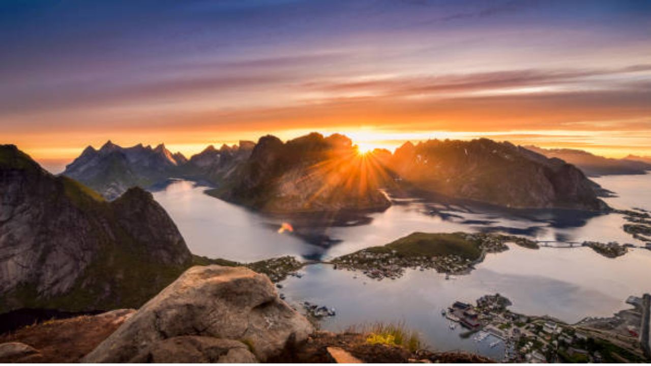 नाॅर्वेमध्ये द मिडनाईट सन (The Midnight Sun) फेस्टिव्हल आयोजित केले जाते, ज्यात लोक मध्यरात्री बीचवर फिरायला जातात. इथला मध्यरात्रीचा सूर्य पाहण्यासाठी लोक दूरदूरवरुन येथे येत असतात 
