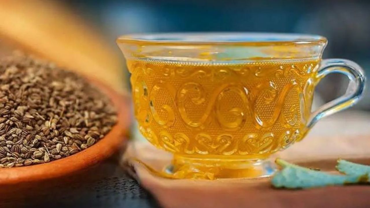 ओव्याचे पाणी पिऊन शरीरातून किडनी स्टोन काढून टाकता येऊ शकते. यासाठी एका ग्लासात पाण्यात एक चमचा सेलेरी गरम करा. यानंतर, पाणी कोमट झाल्यावर ते प्या
