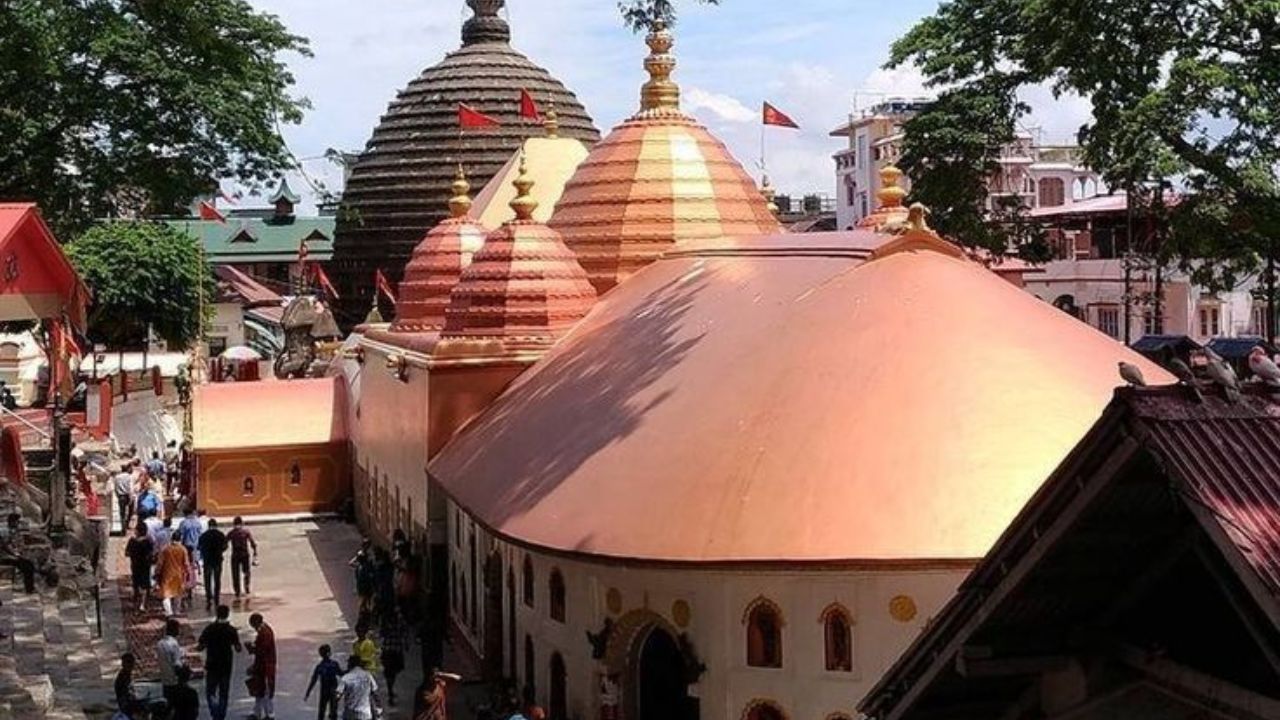 पुराणानुसार, भगवान विष्णूने आपल्या सुदर्शन चक्राने माता सतीचे ५१ शरीराचे भाग कापले होते आणि हे भाग विविध ठिकाणी सोडले. हे भाग जिथे जिथे पडले तिथे शक्तीपीठ तयार झाले. यापैकीच एक शक्तीपीठ म्हणजे कामाख्या देवीचे मंदिर. येथे देवीच्या मूर्तीची पूजा केली जात नाही, तर तिच्या योनीची पूजा केली जाते.
