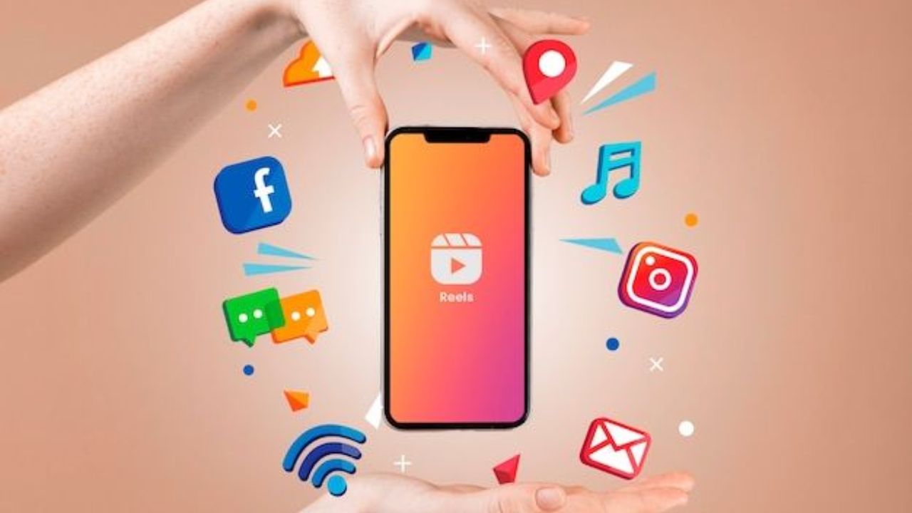 तुमच्या व्हॉट्सअ‍ॅप स्टेटसवर तुम्हाला कोणताही रील शेअर करायची असेल, तर त्याच्या तळाशी दिसणाऱ्या शेअर आयकॉनवर क्लिक करा.