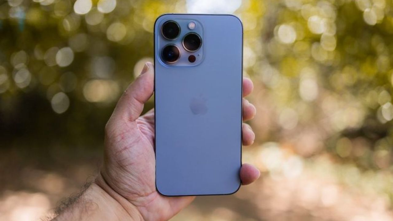 तुमचाही iPhone सतत गरम होतोय? चिंता करून नका, आत्ताच वापरा या Useful Tips