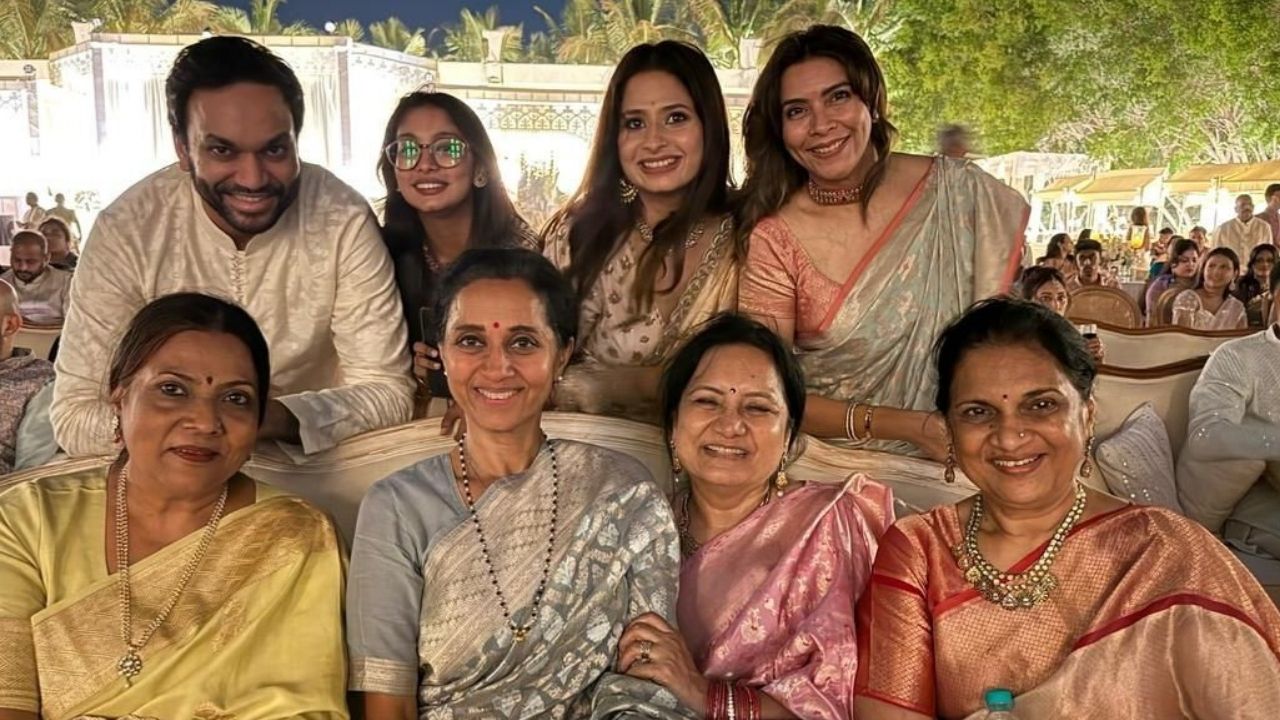 अगदी शाही थाटामध्ये आणि आकर्षक फुलांच्या सजावटीचे या साखरपुड्याचे फोटो सोशल मीडियावर व्हायरल होत आहे. 