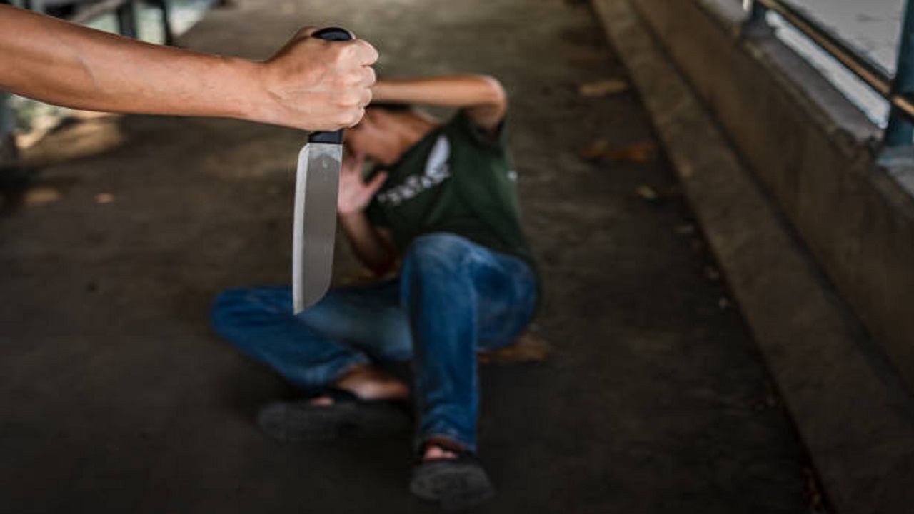 पुण्यात रूममेटवर प्राणघातक हल्ला; चाकूने गळ्यावर सपासप वार केले अन्...