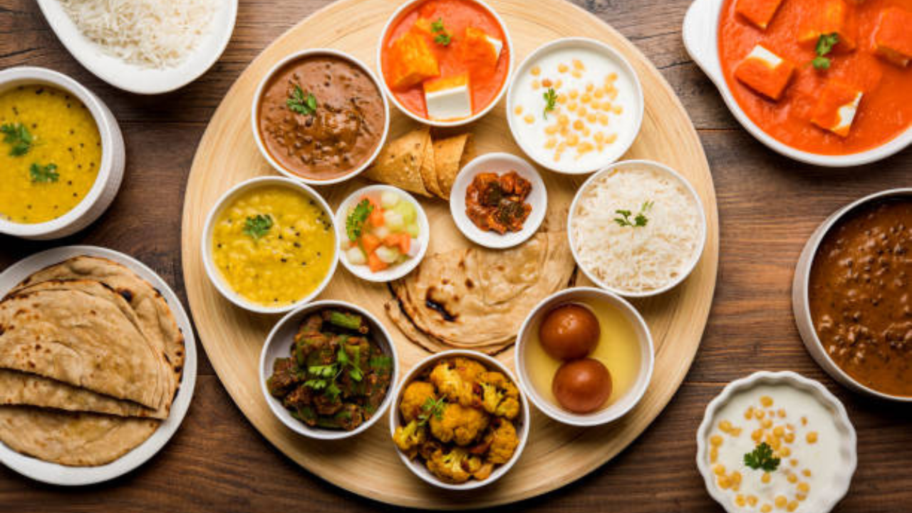 दुपारी जड आणि तेलकट अन्न खाल्ल्याने शरीरावर जास्त भार पडतो. या प्रकारचे अन्न पचायला वेळ लागतो आणि त्यामुळे तंद्री लागणे, गॅस, अपचन आणि आम्लतादेखील होऊ शकते. दुपारचे जेवण हलके, पौष्टिक आणि संतुलित असावे