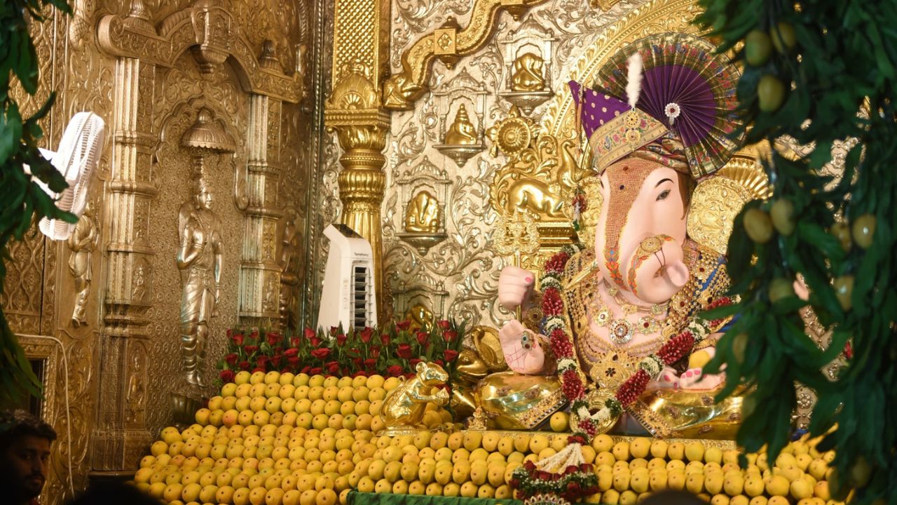 गाभाऱ्यासह संपूर्ण मंदिरामध्ये आंब्याचे डेकोरेशन करण्यात आले आहे. त्याचबोरबर मंदिरावर फुलांनी साकारलेल्या आंब्यांच्या प्रतिकृती लावण्यात आली आहे. 