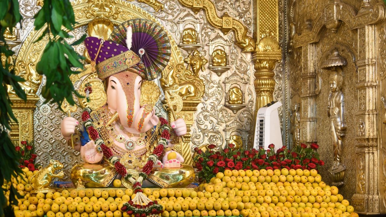 अक्षय तृतीयाच्या निमित्ताने पुण्यातील आराध्य दैवत असलेल्या दगडूशेठ गणपती बाप्पाचे दर्शन घेण्यासाठी भाविकांची मोठी गर्दी असते. 