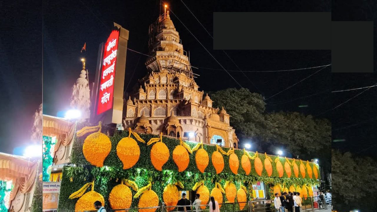 प्रवेशद्वारापासून गाभाऱ्यापर्यंत फुलांनी केलेली सजावट अशा मनोहारी वातावरणात स्वराभिषेकातून अक्षयतृतीयेच्या निमित्ताने गणराया चरणी सेवा अर्पण करण्यात आली.