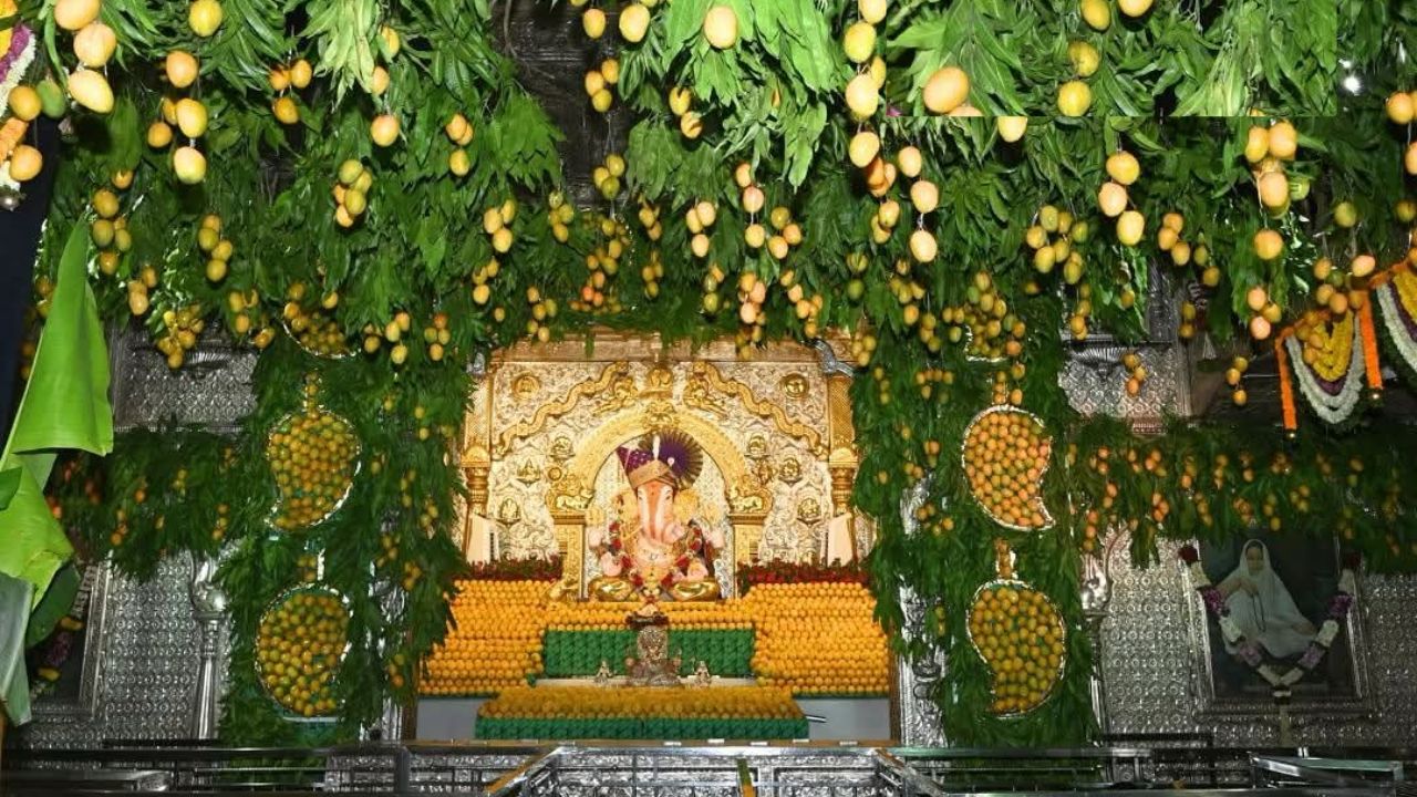 अक्षयतृतीयेच्या मंगलदिनी दगडूशेठ गणपतीला तब्बल ११ हजार आंब्यांचा महानैवेद्य दाखविण्यात आला. 