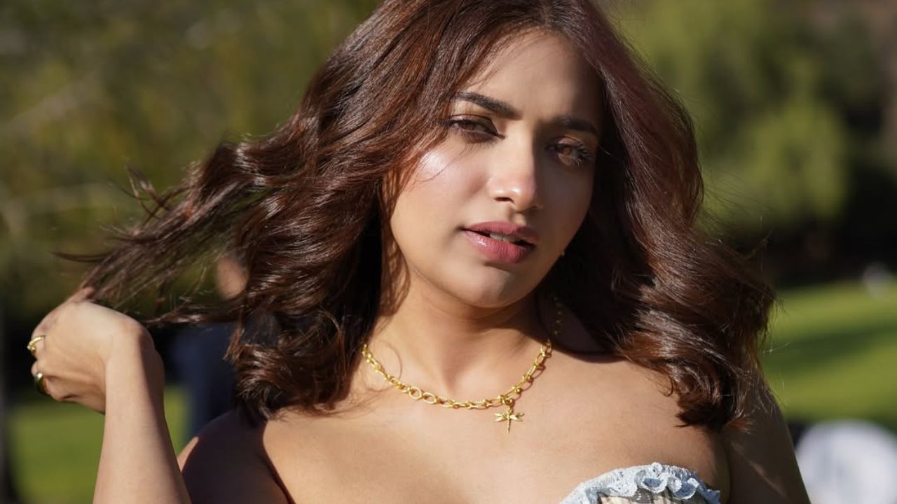 अभिनेत्रीने कॅप्शनमध्ये 'Bollywood dreams in Hollywood' असे नमूद केले आहे. म्हणजेच Bollywood चे स्वप्न Hollywood मध्ये पाहत असल्याचे तिने सांगितले आहे. 