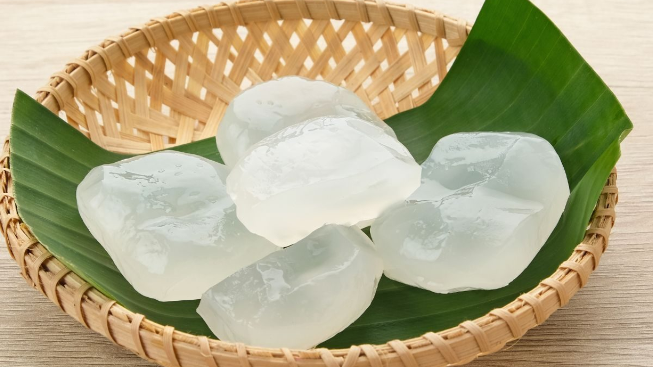ताडगोळ्यात असलेले फायबर पचनक्रिया सुरळीत ठेवतात. अॅसिडिटी, बद्धकोष्ठता यांसारख्या समस्या दूर होतात. विशेषतः उन्हाळ्यात गॅस्ट्रिक त्रास होणाऱ्यांसाठी हे खूप उपयोगी आहे.