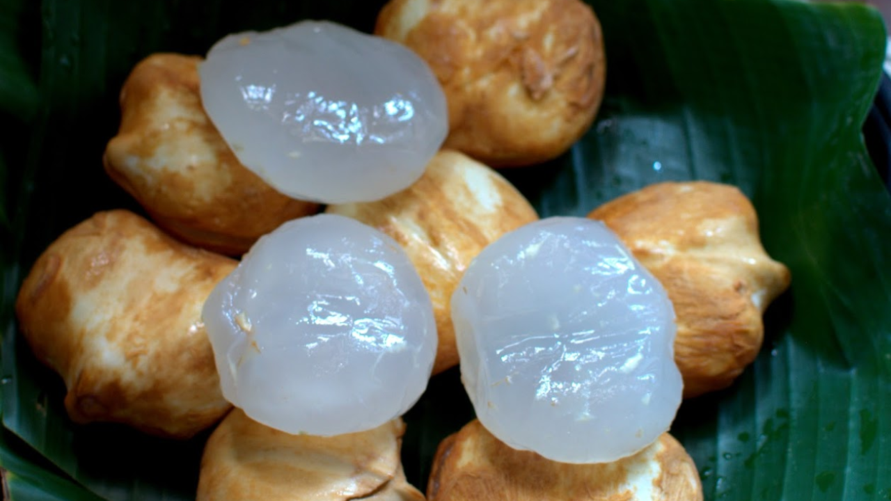 ताडगोळ्यात ९०% पेक्षा अधिक पाणी असते, जे उन्हाळ्यात शरीराची नमी टिकवून ठेवते. सतत घाम येणे, तहान लागणे आणि अशक्तपणा यावर ताडगोळे खूप उपयोगी पडतात. उन्हाळ्यात डिहायड्रेशन टाळण्यासाठी हा एक नैसर्गिक उपाय आहे.