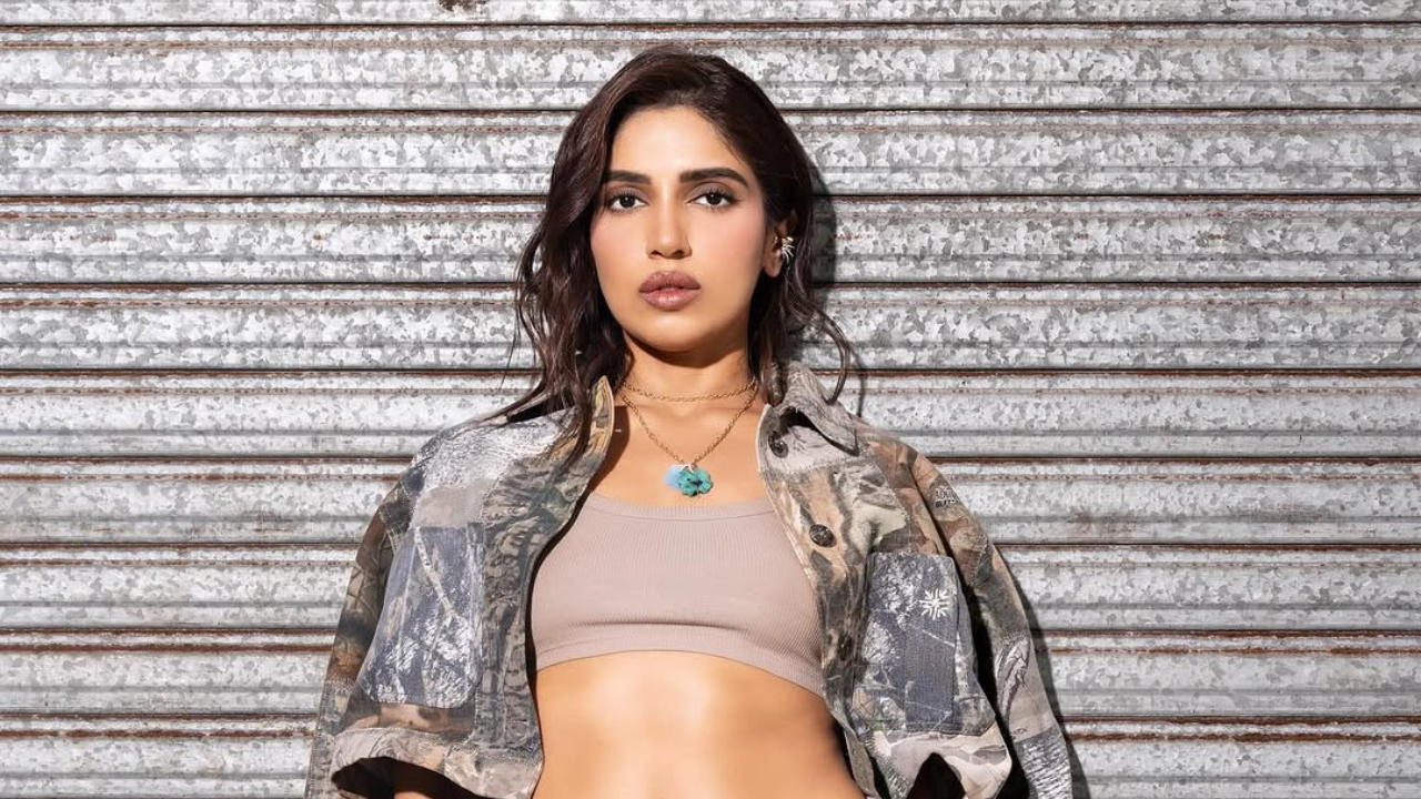 पोस्टखाली चाहत्यांनी कौतुकाची गर्दी केली आहे. चाहत्यांनी तिच्या या fashion चे भरभरून कौतुक केले आहे. 