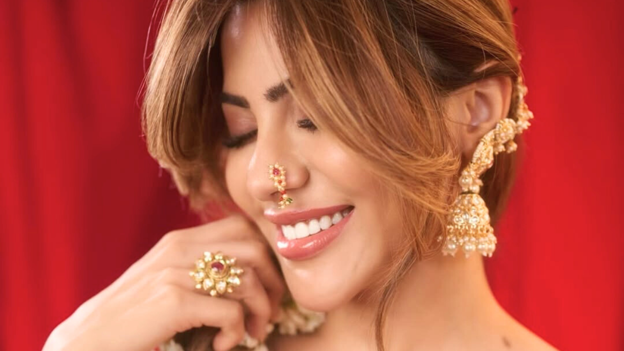 अभिनेत्रीने लाल रंगाचा नक्षीदार परिधान केला आहे. या Look मध्ये अभिनेत्री अतिशय सुंदर आणि मनमोहक दिसत आहे. 