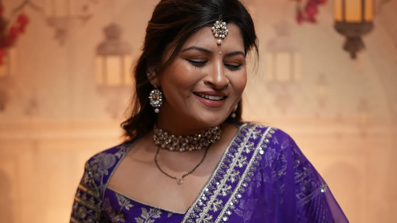 'One of my favorite looks from the Shades of Womanhood series! ✨ Can you guess which song I wore this for? ' असे कॅप्शन करत 'नक्की कोणत्या गाण्यासाठी हा Look केला असल्याचा प्रश्न तिने चाहत्यांना केला आहे. 