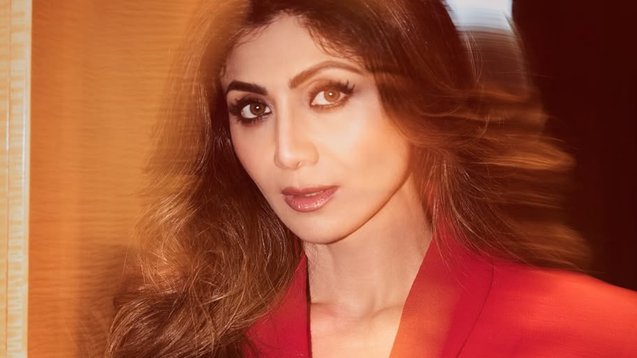 डोळ्यात काजळ आणि मोकळे केस हे Look अगदी आकर्षित करत आहेत. अभिनेत्रीने लाल रंगाचा सूट परिधान केला आहे. 
