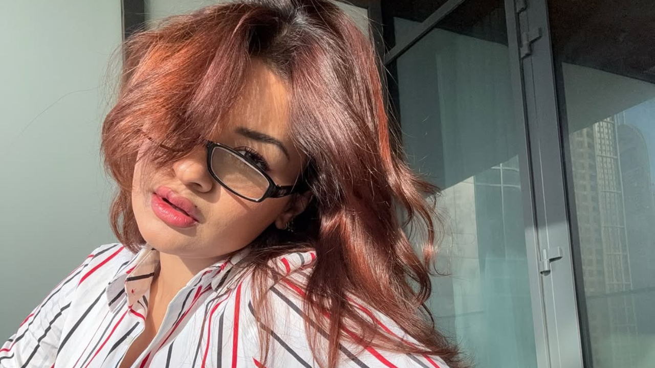 अभिनेत्रीने डोळ्यावर चष्मा घातला आहे. तिची photo काढण्याची पद्धत फार आकर्षक आहे. 