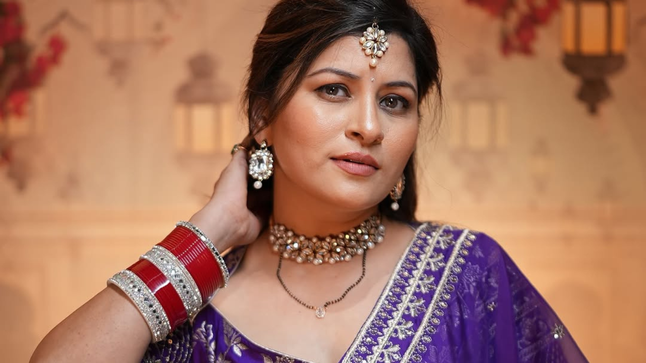 ते सौंदर्य आभूषण तिच्या सौंदर्याला आणखीन उजाळा देत आहेत. गायिकेने पोस्टखाली सुंदर असे कॅप्शन दिले आहे. 