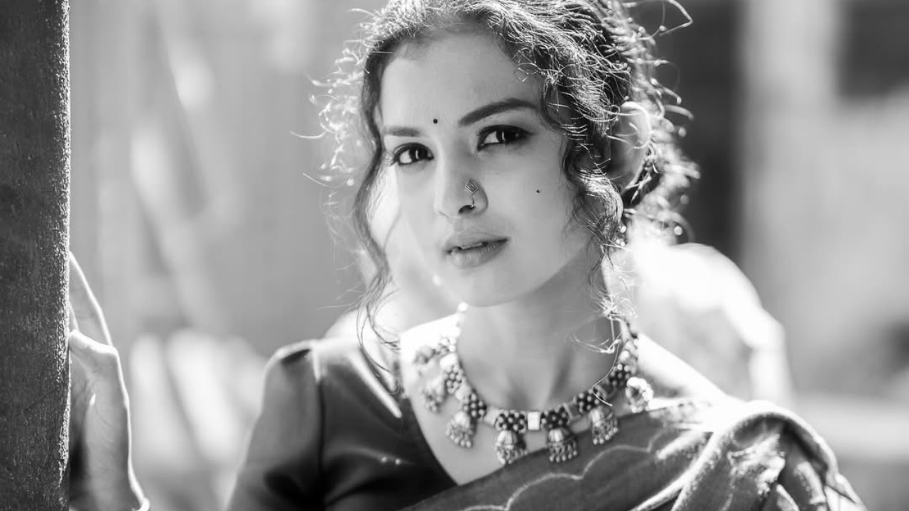 'गळ्यामध्ये नेकलेस आणि हातामध्ये अंगठी, कपाळी टिकली आणि कानामध्ये झुमके' या साजेत ही नाजूक नार फार आकर्षक दिसत आहे. 