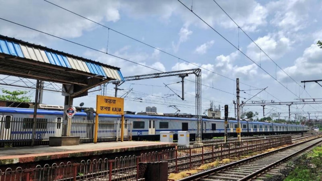 रात्री साडे अकराची कळव्याहून CSMT कडे सुटणारी ट्रेन ठाण्याकडे निघू लागताच, प्रवाशांना घामाच्या धारा सुटायच्या, कारण तेव्हा त्या लोकल ट्रेनमधील एक मुलगी एकदा नव्हे तर दररोज कळवा-ठाणे खाडीत उडी मारून जीव देत होती. 