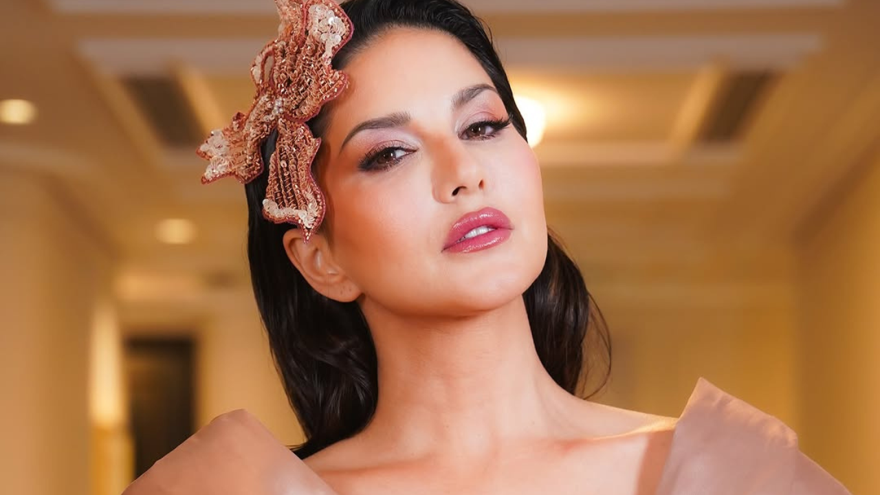 अभिनेत्रीने या पोस्टमध्ये गुलाबी रंगाचा western outfit परिधान केला आहे. अभिनेत्री या Look बद्दल Dream Girl भासत आहे. 