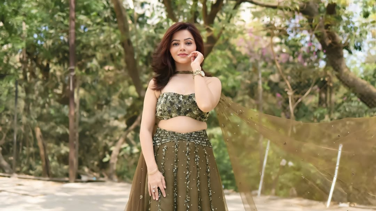 अभिनेत्रीने पोस्टखाली 'Sunheri dhoop ne kuch iss tarah se chhoohaaa…' असं सुंदर कॅप्शन नमूद केले आहे. 