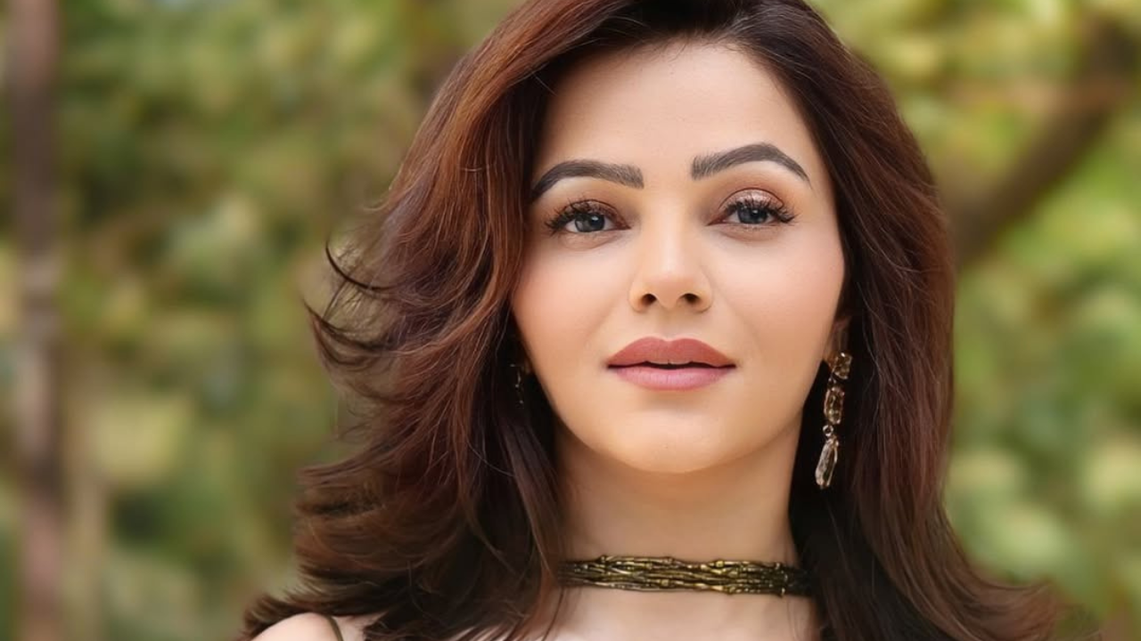 अभिनेत्रीने मेहंदी रंगांचा आऊटफिट परिधान केला आहे. या Look मध्ये तिचा साज अतिशय आकर्षक दिसत आहे. 