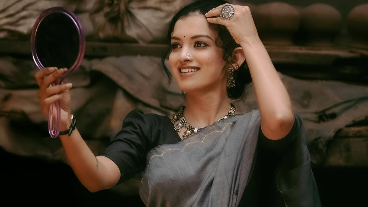 गौरीने साडी Look केला आहे. Photos पाहिले तर Vintage Vibes आल्याशिवाय राहणार नाही. राखाडी रंगाच्या साडीत गौरी सुंदर दिसत आहे. 