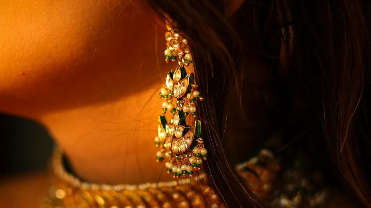 फोटोज मध्ये अभिनेत्री फारच आकर्षक दिसत आहे. तिने परिधान केलेल्या सुंदर अभूषण या छायाचित्रांना काही और रूप देत आहे. 