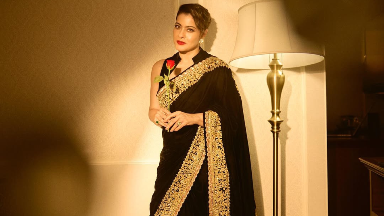 अभिनेत्रीने या फोटोशूट मध्ये काळया रंगाची साडी परिधान केली आहे. हातात गुलाब घेऊन, चेहऱ्यावर स्मित हास्य ठेवून अभिनेत्रीने सौंदर्याची मर्यादा पार केली आहे.