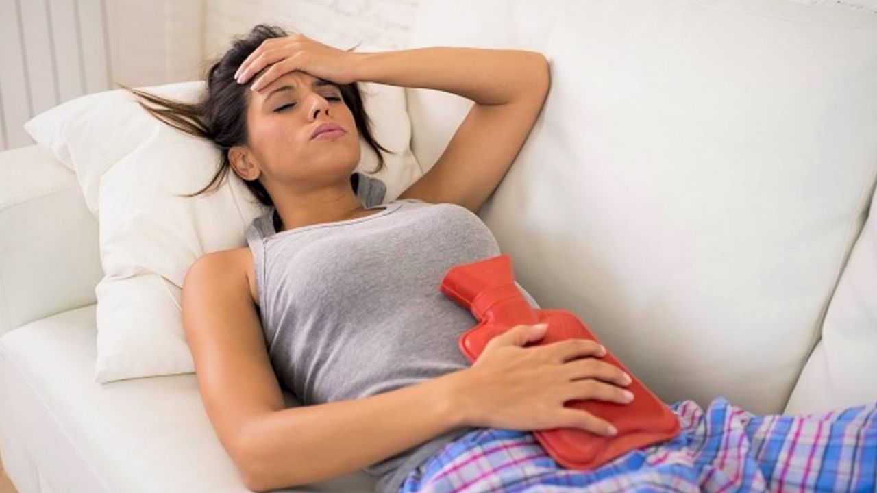 अनियमित पाळी- अनियमित पाळी किंवा अचानक पाळी बंद होणं ( Menopause) अनियमित पाळी, किंवा बऱ्याच महिन्यांपासून पाळी न येणं या समस्या महिलांमध्ये दिसून येतात. .या समस्या  PCOS, थायरॉईड, गर्भाशयासंबंधी समस्या किंवा हार्मोनल असंतुलनाचं कारण असू शकतं.