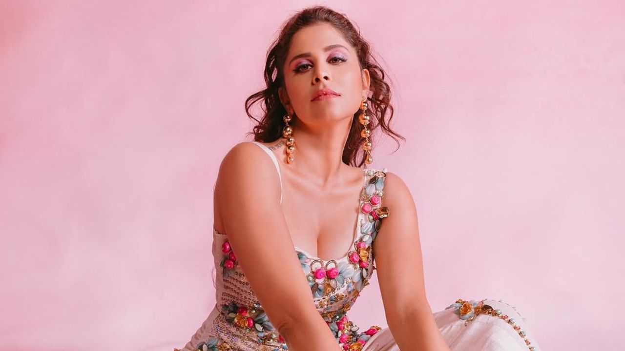 सईने परिधान केलेल्या या ड्रेसवर फुलांची डिझाइन खूपच मोहक दिसत आहे. तसेच या फोटोवर चाहते तिला भरभरून प्रतिसाद देत आहे. 