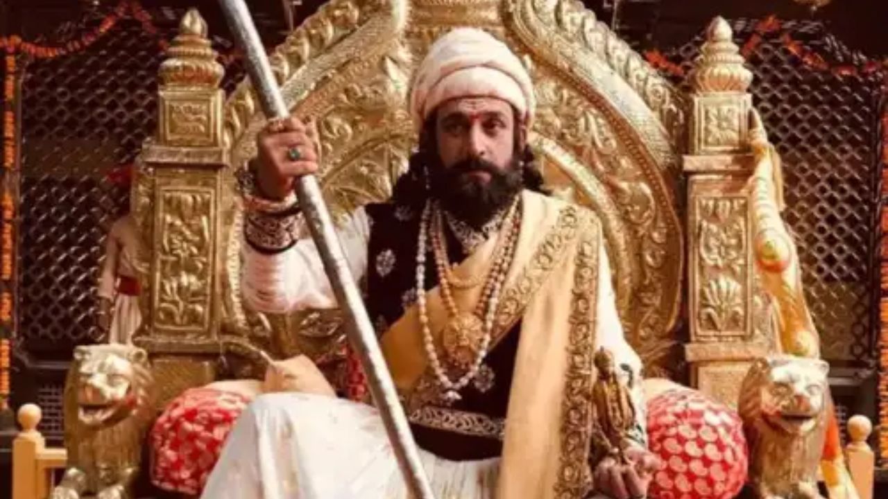 अभिनेता ते दिग्दर्शक प्रसाद ओक यांनी २०१९ मध्ये प्रदर्शित झालेल्या 